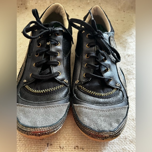 Black and Gold Cushe Sneaks - Picture 3 of 11